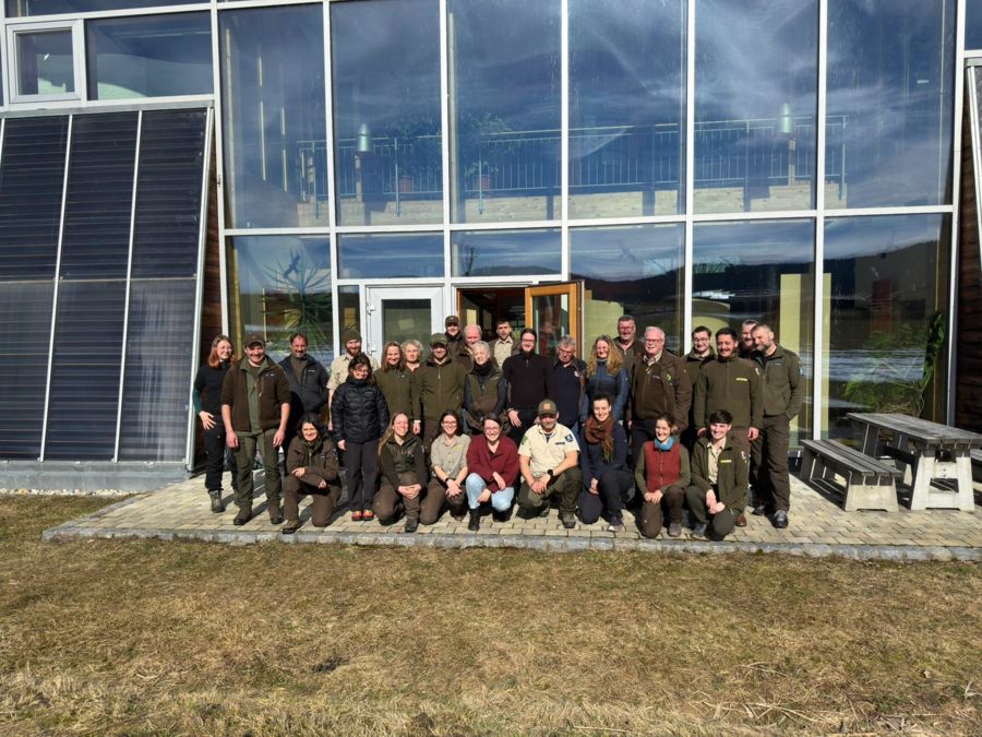 Das Sachgebiet 1 des Nationalparks und die Ranger des Naturparks Bayerischer Wald e.V. vor dem Null Energie Haus in Zwiesel. Bildautor: Naturpark Bayerischer Wald e.V.
