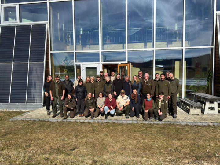 Das Sachgebiet 1 des Nationalparks und die Ranger des Naturparks Bayerischer Wald e.V. vor dem Null Energie Haus in Zwiesel. Bildautor: Naturpark Bayerischer Wald e.V.