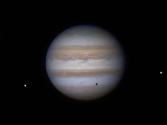 Zu sehen ist der Jupiter mit seinen Monden Europa (links vom Planeten) und Io (rechts vom Planeten). Bildautor: Michael Schuster