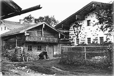  Vierseithof im Bayerischen Wald mit gemauertem Wohnhaus und hölzernem Inhaus - © Freilichtmuseum Finsterau